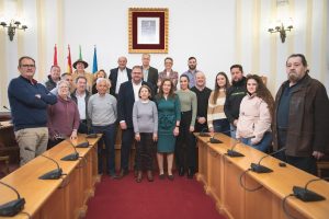 El alcalde entrega el escudo de la ciudad a los trabajadores municipales jubilados en el último año