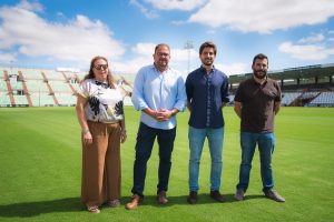 El Alcalde visita el Estadio Romano donde ya han concluido las obras de renovación del terreno de juego