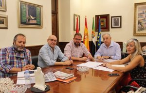 El alcalde recibe a los empresarios emeritenses que integran la Cámara de Comercio de Badajoz