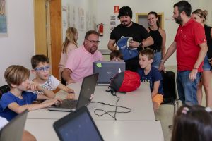 El Alcalde acude a los talleres de robótica y drones en El Economato y al Multiaventura en La Paz que forman parte de los campamentos urbanos