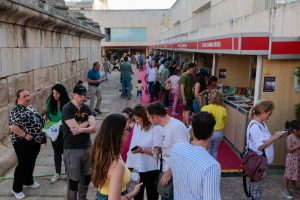 Los libreros de las casetas de la Feria del Libro sienten la afluencia de público que se desplaza hasta el Templo de Diana a comprar sus próximas lecturas, durante las dos primeras jornadas