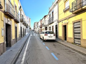 El Ayuntamiento continúa con su compromiso de eliminar plazas de la zona azul en la ciudad de Mérida suprimiendo 36 en Suárez Somonte y repartiendo plazas de zona verde para residentes y vecinos de la zona