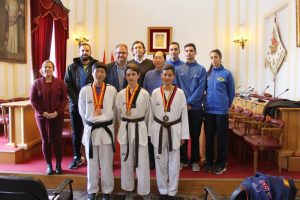 El alcalde recibe al equipo Tae Guk Kim tras sus victorias en el campeonato de España