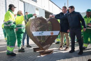 Los trabajadores y trabajadoras de Parques y Jardines adquieren un corazón solidario cuyos beneficios irán destinados a la Asociación de Epilepsia de Extremadura
