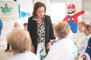 La mujer es la protagonista en los talleres que hoy han comenzado en el Programa Lazos en Nueva Ciudad y se darán en todos los centros de mayores de la ciudad