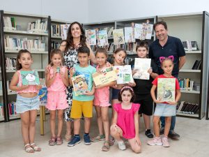 Lecturas, juegos y diversión en el taller de verano de la biblioteca de La Antigua