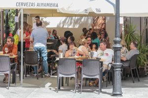 El Ayuntamiento amplía los horarios de cierre de las terrazas y veladores en el centro histórico durante la temporada de verano
