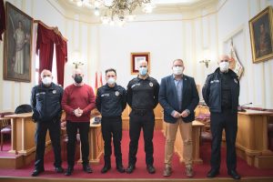 El Alcalde recibe a dos nuevos agentes de la Policía Local que se incorporan a la plantilla municipal tras el proceso de oposiciones