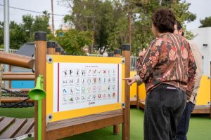 El Ayuntamiento instala nuevos paneles informativos que refuerzan la inclusión y la accesibilidad en la Ciudad de la Infancia