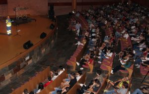 Unos 250 jóvenes participan en un acto de sensibilización sobre los peligros de conducir bajo los efectos del alcohol