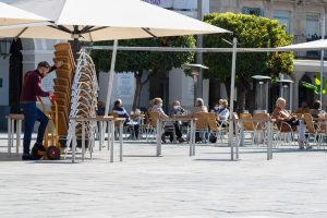 El Gobierno local firma el Decreto para poder ampliar los horarios de la hostelería hasta las 2 de la mañana en la Zona Centro y El Foro
