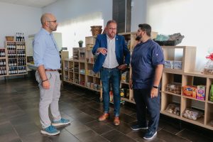 El Alcalde visita La d´Expensa que ofrece menús diarios para llevar y productos gourmet