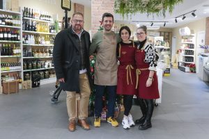 El Alcalde visita la tienda «Oval a tu gusto» que ofrece productos artesanos y típicos de nuestra tierra en el centro de la ciudad