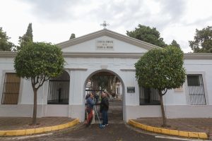 El Ayuntamiento realiza todos los preparativos en el Cementerio Municipal para que las y los emeritenses acudan, como es tradición, en la festividad de Todos los Santos