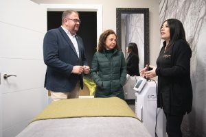 El alcalde visita en La Calzada un centro de estética que acaba de abrir sus puertas