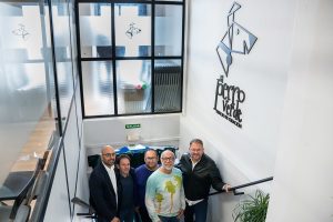 El alcalde visita ‘El perro verde’, un espacio de creación total impulsado por un equipo experto en todo el panorama de las artes