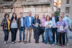 El alcalde, Antonio Rodríguez Osuna, visita a todos los libreros y libreras de la Ferida del Libro en el arranque de la 43 edición que contó con la presentación del libro “Los pecados de Marisa Salas” de la escritora Clara Sánchez
