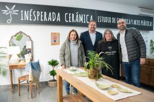 El alcalde visita Inésperada Cerámica que ofrece experiencias y talleres formativos en artes plásticas en la calle Romero Leal