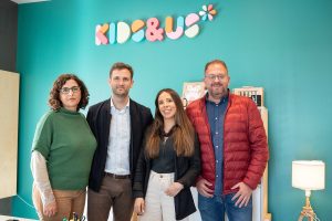 El alcalde visita Kids&amp;Us, un nuevo centro de idiomas que ofrece una experiencia inmersiva para el aprendizaje