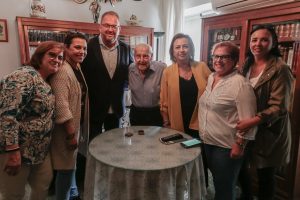 El Alcalde visita a Manuel Casillas Sánchez que acaba de cumplir cien años y le impone el Escudo de Oro de la ciudad