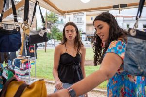 Doce artesanas exponen sus creaciones en la plaza de las Méridas del Mundo hasta el domingo