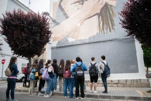 Alumnado del I.E.S Santa Eulalia visita los murales de arte contemporáneo que componen el MUMCO en la barriada de La Antigua
