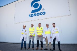 El alcalde visita la fábrica de envases metálicos Sonoco que produce 400 millones de unidades cada año desde Mérida y abastece a las grandes firmas del sector