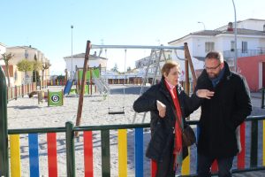 El alcalde visita una zona de recreo infantil en Nueva Ciudad, que ha sido renovada