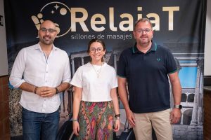 El alcalde visita un nuevo centro de sillones y masaje terapéuticos ubicado en la calle José Ramón Mélida