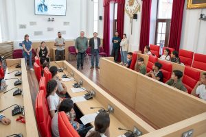 El cuadro de José María Calatrava en el Salón de Plenos recibe la visita del alumnado del colegio que lleva su nombre