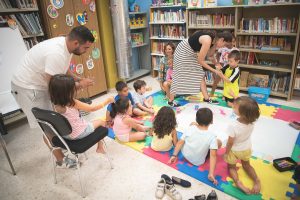 El Alcalde y la delegada de igualdad visitan las actividades del Plan Concilia en la Ludoteca de la Zona Sur