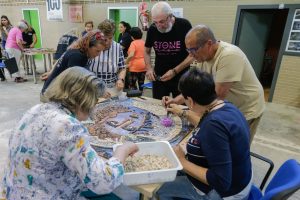 Un taller de la Escuela Profesional Barraeca III en el que participan más de 60 mayores de la ciudad realiza una réplica del mosaico encontrado en la Huerta de Otero