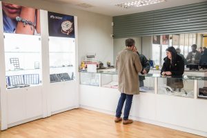 El alcalde visita una nueva joyería y relojería que acaba de abrir en Los Bodegones