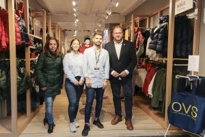 El Alcalde visita el nuevo negocio de ropa infantil que acaba de abrir en la calle Santa Eulalia y en el que trabajan cuatro jóvenes