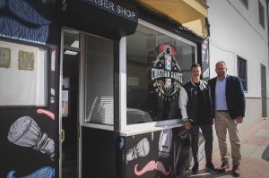 El alcalde visita Barbershop Cristian Gálvez que acaba de abrir en la calle Benito Toresano