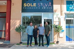 El Alcalde visita la nueva peluquería de Sole Silva en la urbanización La Chimenea y subraya la expansión de esta zona de la ciudad