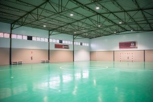 El Ayuntamiento concluye la reforma integral de la pista polideportiva de La Antigua con mejoras en la zona de juego, vestuarios, accesos y un sistema de eficiencia energética mediante placas fotovoltaicas