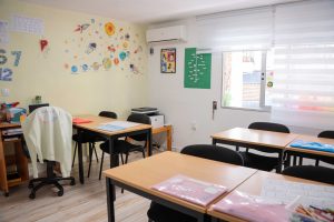 El alcalde visita el centro de estudios “Aula 27” para alumnado desde Infantil a ESO