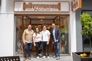 El alcalde visita ‘Mérida Kids’ una nueva tienda de moda infantil y juvenil que abre sus puertas hoy en la calle Félix Valverde Lillo