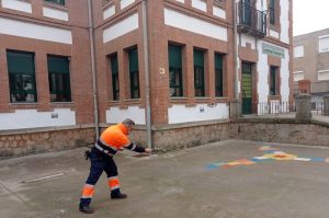 Operarios municipales protegen con sal las placas de hielo formadas en zonas y centros de la ciudad