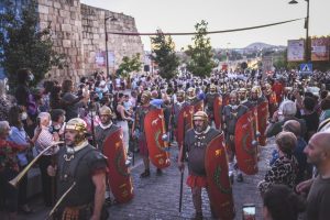 Mañana viernes entrarán por el Puente Romano 14 asociaciones recreacionistas en el desfile de entrada de las tropas romanas de ‘Emerita Lvdica’