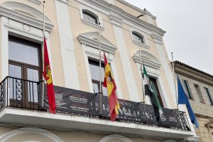 Las banderas del ayuntamiento ondean a media asta con crespón negro sumándose al luto oficial decretado por el Gobierno de España