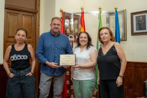 El alcalde recibe a la psicóloga emeritense Ana Yáñez, reconocida con el `Premio a la Excelencia e Innovación en Educación Sexual´ por la coordinación del Programa sobre Prevención y Atención Primaria en Salud Mental y Sexual puesto en marcha por el Ayuntamiento