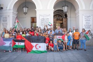 El alcalde recibe en el Ayuntamiento a un grupo de niños y niñas saharauis del programa “Vacaciones en Paz” que pasarán el verano con familias de acogida de Mérida y alrededores