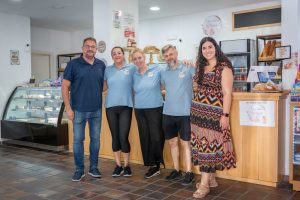 El alcalde y la delegada de comercio visitan la tercera de las tiendas de “Dulces delicias by Pizarrín” que acaba de abrir en Nueva Ciudad