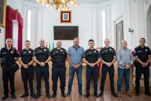 El alcalde firma el acta de posesión de cinco nuevos agentes de la Policía Local de Mérida
