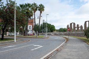 El Ayuntamiento licita la construcción de una glorieta de acceso a la barriada de San Bartolomé en la zona del Acueducto de los Milagros