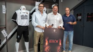 El Alcalde renueva su abono del Mérida AD y pide un esfuerzo a la afición para seguir disfrutando del fútbol dentro un “un proyecto ilusionante”