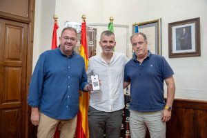 El alcalde adquiere su abono para la temporada del C.P. Bosco de baloncesto en Tercera FEB y anima a la ciudadanía a apoyar al club emeritense