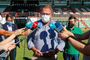 Rodríguez Osuna anuncia la renovación de los asientos de Tribuna y Preferencia del Estadio Romano y el cambio del césped